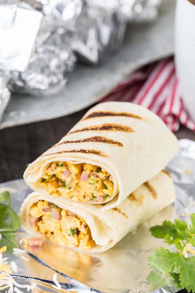 Make-ahead breakfast recipes: Southwest Style Breakfast Burritos from @beckygallhardin (The Cookie Rookie)