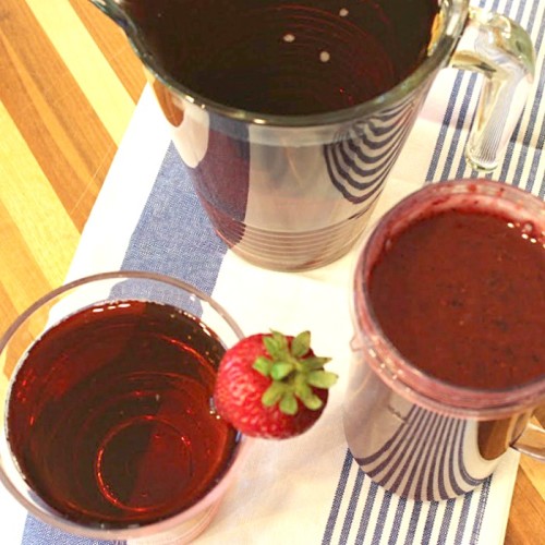 Homemade Triple Berry Tea - Freshly brewed tea blended with a mixed berry puree of strawberries, blueberries, and blackberries. SO refreshing! Get the recipe from @basilmomma