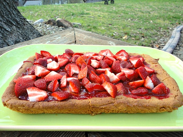 Peanut Butte Bars with Fresh Strawberries - A great dessert or after school snack! Get the recipe on basilmomma.com