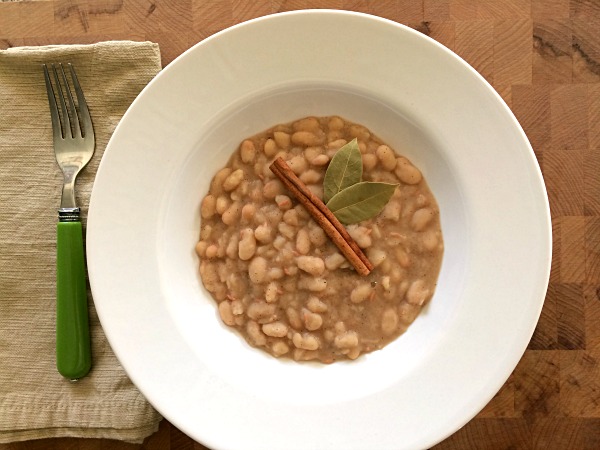 Slow cooked Great Northern Beans from Hurst, with just a touch of cinnamon goodness. This slow cooker beans meal has a meatless option, too. Get the recipe from basilmomma.com
