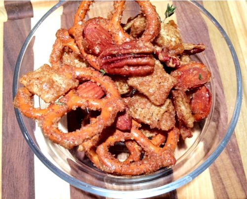 Sweet and Spicy Nut Snack Mix - Homemade food gifts like this are great holiday gifts!