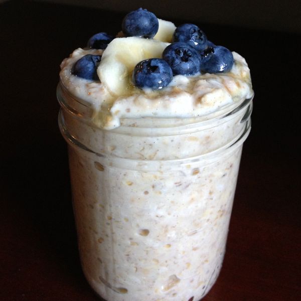 Make-ahead breakfast recipes: Overnight Oats with Fruit and Honey from @thelemonbowl