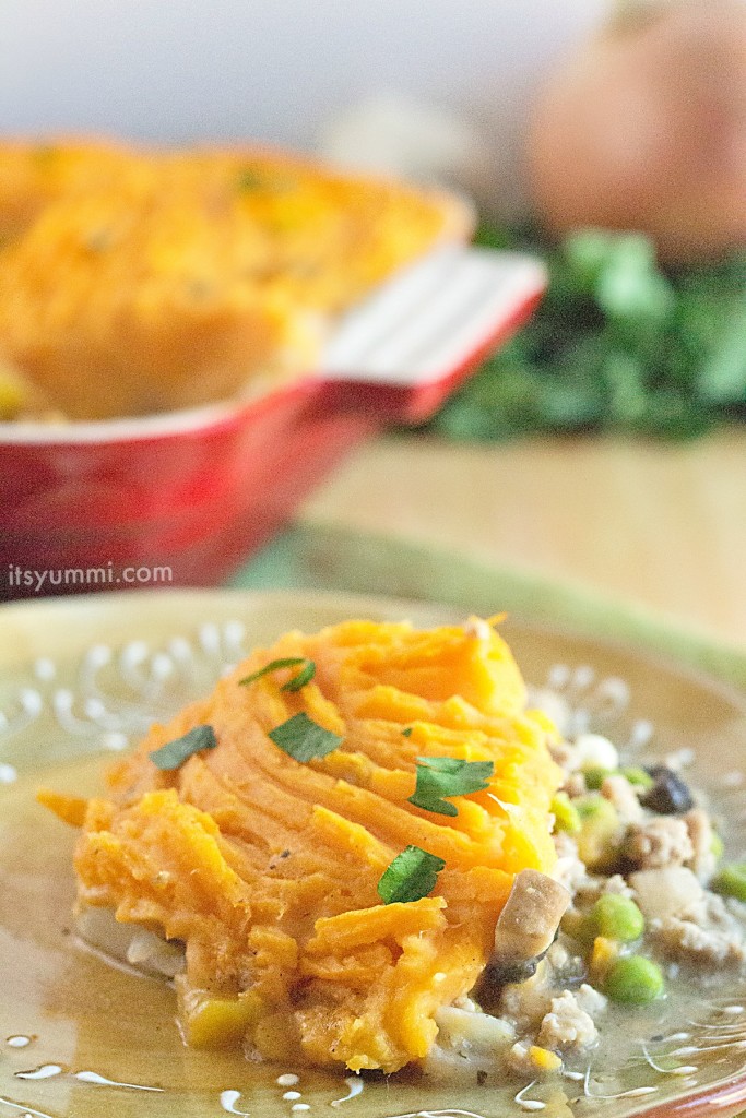 This sweet potato shepherd's pie from @itsyummi is perfect for using up Thanksgiving leftovers!