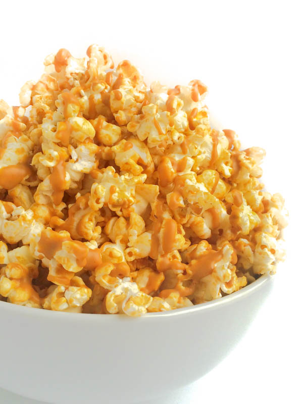 Just in time for peanut butter lovers month comes peanut butter drizzled popcorn from The Lemon Bowl. BEST SNACK IDEA EVER!