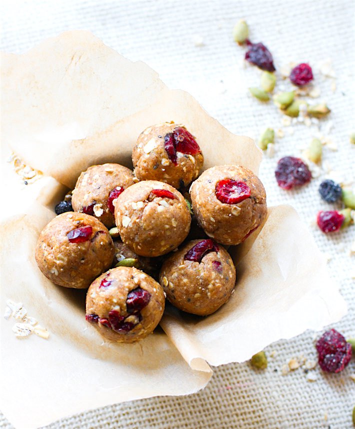 Healthy No Bake Snacks like these Gluten Free Muesli Bites from @cottercrunch are packed with flavor AND health benefits.
