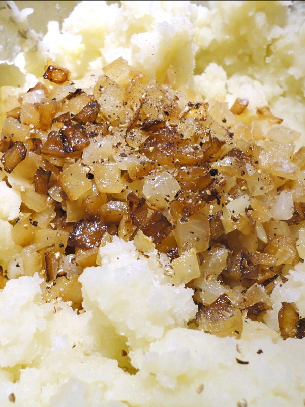 Caramelized Onion Mashed Potatoes Recipe - The perfect comfort food side dish! Get the recipe from basilmomma.com