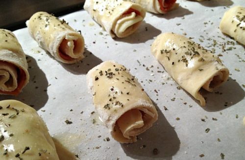 Pepperoni Pizza Rolls - Hand held pizza roll-ups, filled with pepperoni and lots of mozzarella cheese. Easy to customize with your favorite pizza toppings! | basilmomma.com